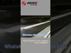 Qual é o processo de produção da fibra de poliéster através do lapper cruzado?