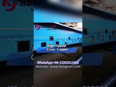 Qual é o processo de produção da fibra de poliéster através do lapper cruzado?