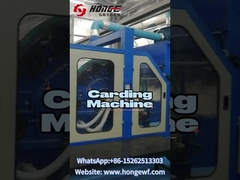 Qual é o processo de produção da fibra de poliéster através da máquina de cardar?